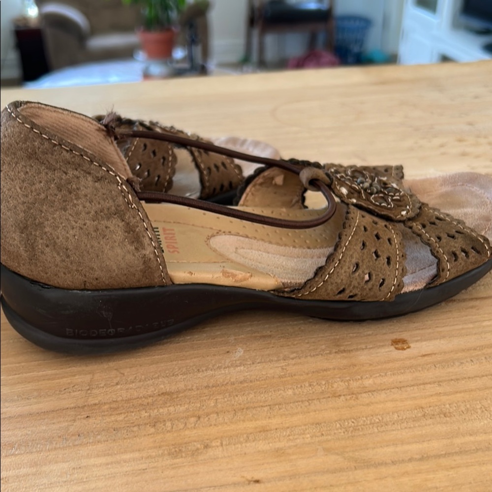 Earth Spirit Brown Sandals with Strappy Design and Floral Detail - Picture 5 of 7